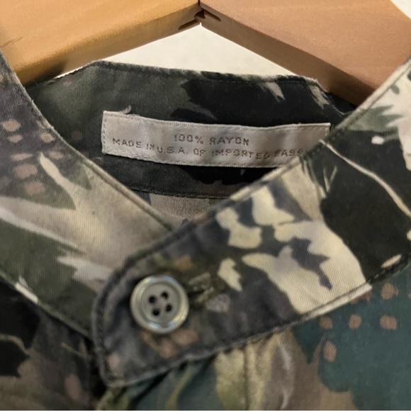 Perry Ellis Vintage feather motif button down shirt with banded collar, Size M - Picture 3 of 9